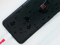 Das OnePlus 6 wird offiziell wasser-resistent, schon frühere Modelle waren es teilweise inoffiziell.