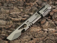 Rixels kompaktes Multitool mit Brecheisen wiegt knapp 90 Gramm.