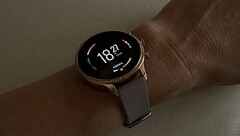 Smartwatches mit Wear OS bekommen bald neue Features. Hier im Bild: die Fossil Gen 6. (Bild: Inge Schwabe)