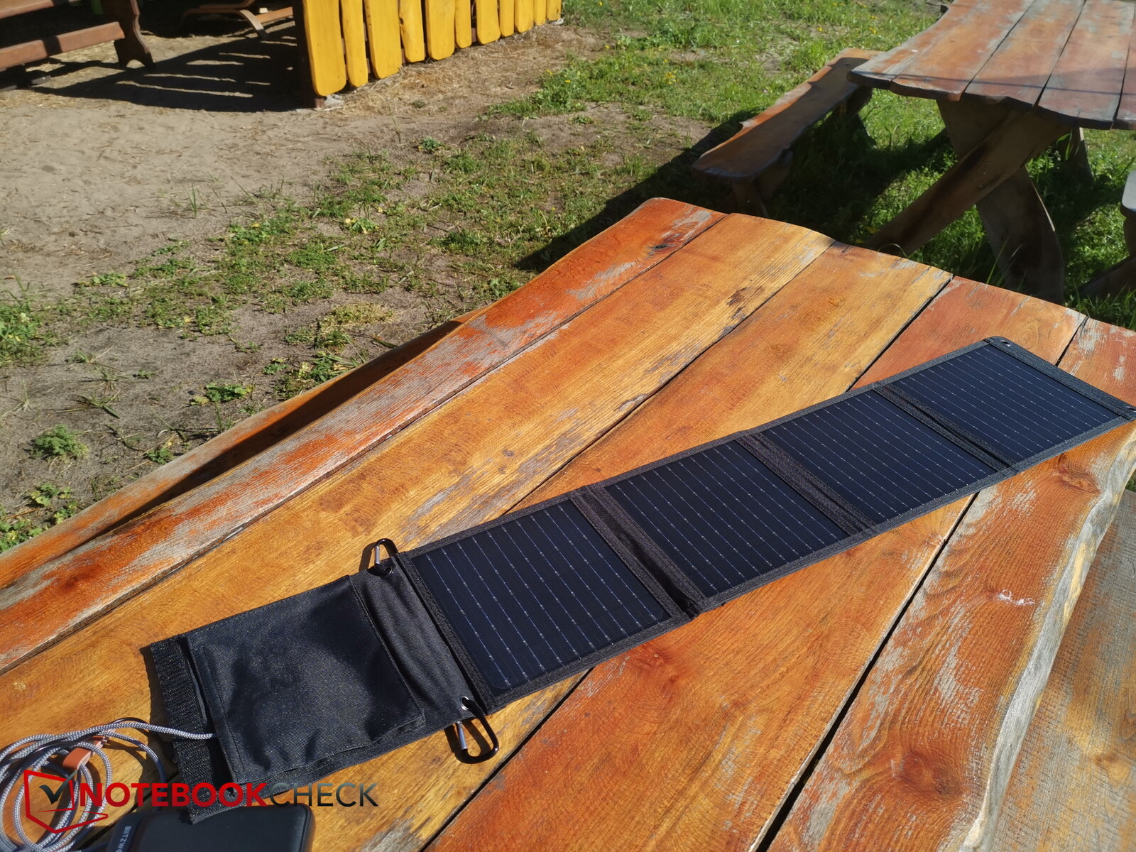 revolt Faltbares Solarpanel: 28-Watt-Solar-Ladegerät mit 2 USB-Anschlüssen  (5V/4,8A), faltbar, IPX4 (Solarpanel Tasche, Solarkoffer mit Laderegler