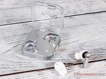 Im Ladecase befindet sich auch ein Mikrofon (Bildquelle: Daniel Schmidt)