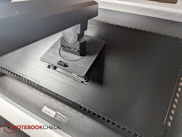 Rastet einfach ein, kein Schrauben notwendig