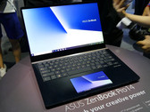 Asus Zenbook Pro 14 mit Display im Touchpad
