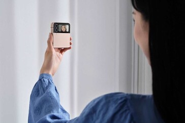 Galaxy Z Flip4: Das Frontbildschirm kann für Selfies genutzt werden... (Bild: Samsung)