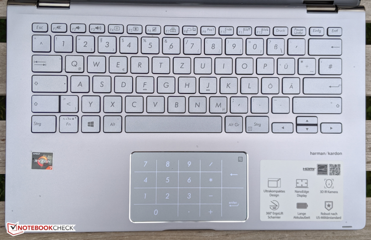 Eingabegeräte: Tastatur, Touchpad mit digitalem Ziffernblock