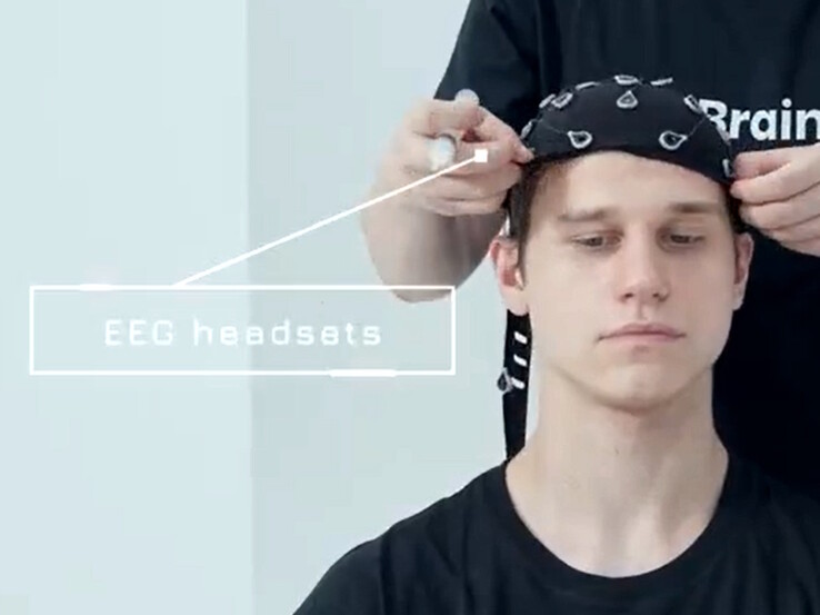 Eine EEG-Haube erfasst die beim Denken entstehenden elektrischen Gehirnsignale, um Roboter aus der Ferne zu steuern.
