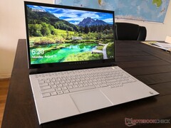 Das Alienware m17 R3 betreibt den Core i9-10980HK schneller als alle anderen, dafür muss man sich auf hohe Temperaturen von 95 C gefasst machen