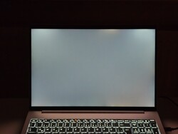 Hintergrundlichtdurchschlag (hier verstärkt dargestellt)