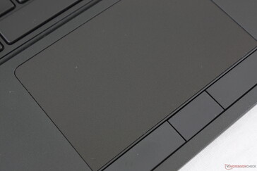 Das Touchpad ist glatter als bei den meisten anderen Laptops und die Maustasten sind leise