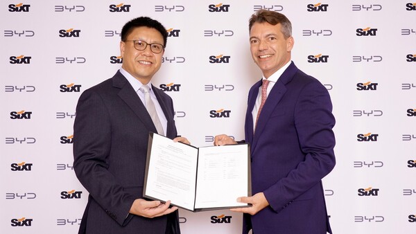 Bild: Sixt - (v.l.n.r.) Michael Shu, General Manager und Managing Director, BYD Europe und International Cooperation Division und Vinzenz Pflanz, Chief Business Officer (verantwortlich für Vertrieb und Fahrzeugeinkauf), Sixt SE.