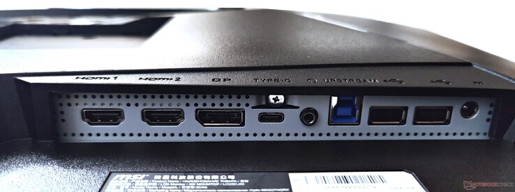 Von links nach rechts: 2x HDMI 2.0, DisplayPort 1.4a, USB Typ-C DP, Kopfhöreranschluss, USB Typ-B upstream, 2x USB 2.0 Typ-A, DC-in