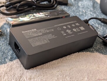 Der Einsatz von GaN-Technologie hätte das Netzteil vermutlich deutlich kleiner und portabler gemacht.