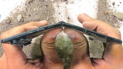 Mit teurem Displayschaden geht das Samsung Galaxy Z Fold8 Ultra direkt vom Durability-Test in den Teardown.