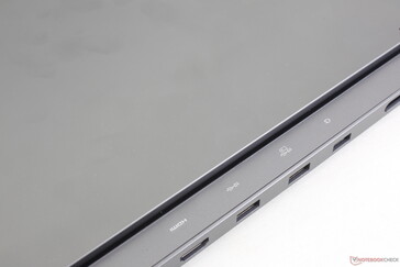 Die Ports auf der Rückseite sind mit nützlichen LED-Lichtern ausgestattet und sind dadurch leichter erkenn- und erreichbar