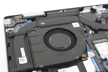 Ein einziger 55-60 mm Lüfter. Wir konnten aus unserem Testgerät kein elektronisches Geräusch oder Spulenfiepen vernehmen