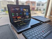 Lenovo ThinkPad X1 Fold 16 getestet: Riesiger 16-Zoll-Faltbildschirm als Tablet und Laptop