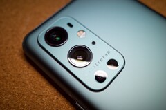 Das OnePlus 9 Pro kommt offenbar nicht besonders gut mit der Abwärme des Qualcomm Snapdragon 888 klar. (Bild: Izzy Jiang)