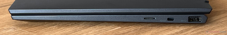 Rechts: microSD-Kartenleser, Kensington Security Slot, USB-A 3.2 Gen.1 (5 Gbit/s)