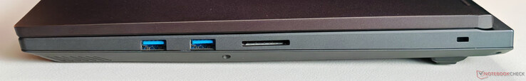 Rechts: 2x USB-A 3.2 Gen. 1 (5 Gbit/s), SD-Kartenleser, Kensington Lock