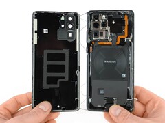 Gehäuse auf und schon blickt man auf zahlreiche Kameras und die Ladespule (Quelle: iFixit.com)