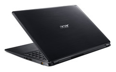 Das neue Acer Aspire 5 besitzt ein schickes Cover aus gebürstetem Aluminium. Beim Rest des Notebooks kommt jedoch auch Plastik zum Einsatz.