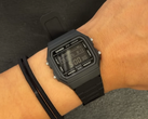 Die Casio F-B100W-1BJF am Handgelenk.
