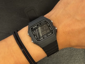 Die Casio F-B100W-1BJF am Handgelenk.