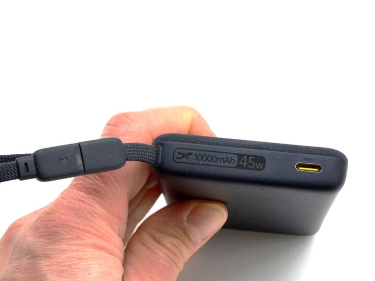 Baseus bietet die PicoGo AM52 auch mit integriertem Kabel an.