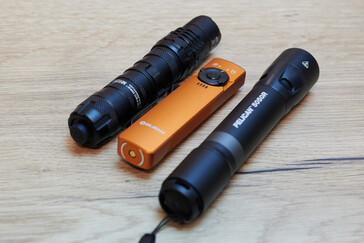 Die Arkfeld UV im Größenvergleich mit typischen Rundakku-Taschenlampen: Links Nitecore MH12S, Rechts Pelican 5050R (Foto: Andreas Sebayang/Notebookcheck.com)
