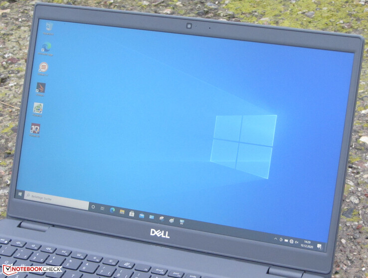 Das Latitude im Freien (geschossen bei komplett bedecktem Himmel).