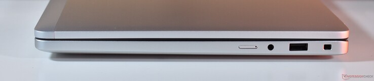 rechts: nanoSIM, 3.5mm Audio, USB-A 3.2 Gen 1, Noble Lock Slot