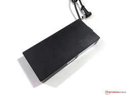 Großes 240W-Netzteil (712 Gramm)