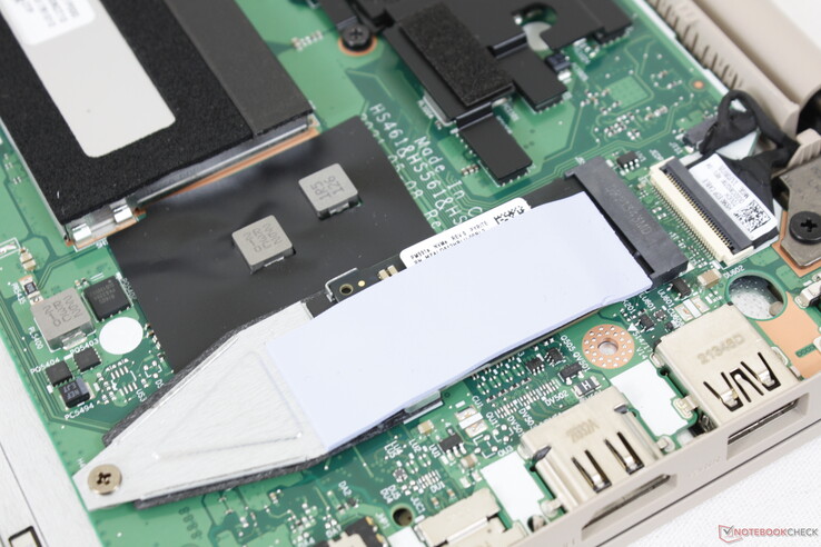 Nur ein interner Speicherschacht verfügbar. Beachten Sie, dass das System bis zu einer M.2-2280-NVMe-SSD unterstützen kann, obwohl unser Laufwerk die kürzere 2242-Version ist