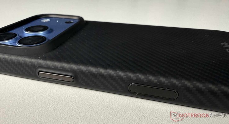 Das Pitaka Summa Case umschließt das iPhone 17/18 Pro (Max) an allen Seiten.