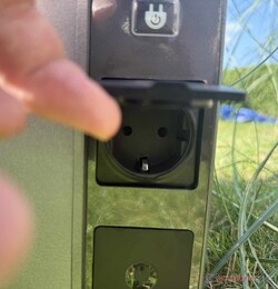 Die Notstromsteckdosen samt Ein- und Ausschalter darüber.