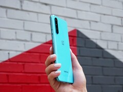 OnePlus bietet Android 12 nur für sehr wenige Mittelklasse-Smartphones an. (Bild: Denis Cherkashin)
