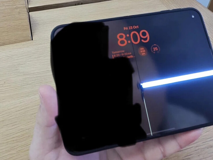 Das iPhone Duo eines Nutzers bekam nach weniger als 20-maligem Aufklappen einen Riss.