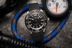 Die Hanhart Aquasphere ist eine mattschwarze Taucheruhr mit 38 Stunden Gangreserve