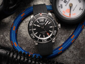 Die Hanhart Aquasphere ist eine mattschwarze Taucheruhr mit 38 Stunden Gangreserve