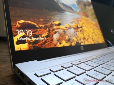 Auch wenn das Display glänzt - ein Touchscreen ist es nicht. Auch eine randlose Glasoberfläche fehlt.