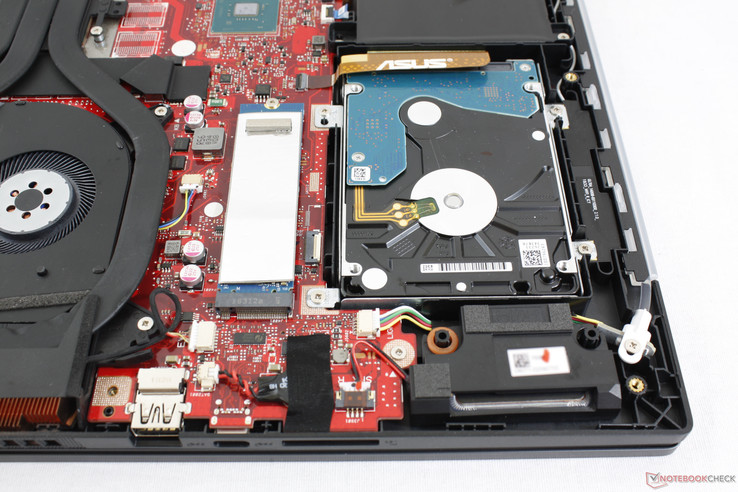 Primäre M.2-2280-SSD und sekundäre 2.5-Zoll-SATA-III-HDD. Der Slot ist hoch genug für 9,5 mm dicke Festplatten.