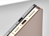 Oppo vergleicht das Find N5 aka OnePlus Open 2 mit dem fast doppelt so dicken iPhone 16 Pro. (Bildquelle: Oppo)