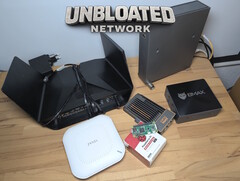 Diverse Netzwerk-Hardware zusammen auf dem Tisch