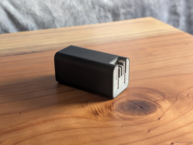 Das USB-C-Netzteil von HP mit 65 Watt besitzt integrierte, einziehbare Netzsteckerstifte sowie am anderen Ende einen frei zugänglichen USB-C-Anschluss, sodass nahezu jedes USB-C-Kabel verwendet werden kann