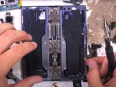 Sieht für den Beobachter nicht gerade staubdicht aus: Das Scharnier des Samsung Galaxy Z Fold 6 nach einem umfassenden Durability-Test und Teardown (Bildquelle: JerryRigEverything)