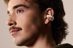 Die Sony LinkBuds Clip sollen hohen Tragekomfort bieten, indem das Gewicht auf die Ohrmuschel verteilt wird. (Bildquelle: Sony)