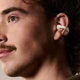 Die Sony LinkBuds Clip sollen hohen Tragekomfort bieten, indem das Gewicht auf die Ohrmuschel verteilt wird. (Bildquelle: Sony)