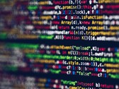 Unscharfer Programmcode in bunten Farben auf einem Bildschirm