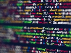 Unscharfer Programmcode in bunten Farben auf einem Bildschirm