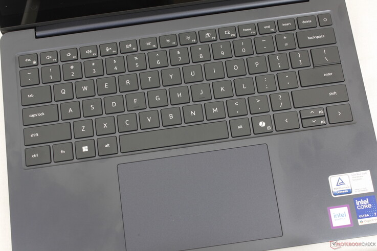 Im Vergleich zum letztjährigen Dell 14 Plus gibt es nur geringfügige Änderungen bei der Größe von Tastatur und Clickpad (12,8 x 7,8 cm gegenüber 12,5 x 8 cm).